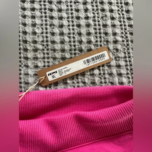 Skims Cotton Jersey Short in Hot Pink. Size small. Brand new with tags. - Picture 4 of 4